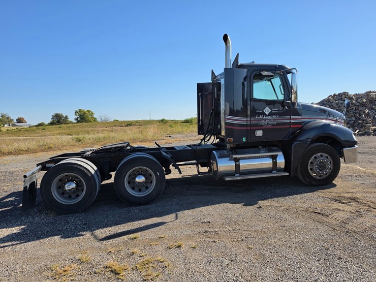 2016-freightliner-columbia-120-image-16