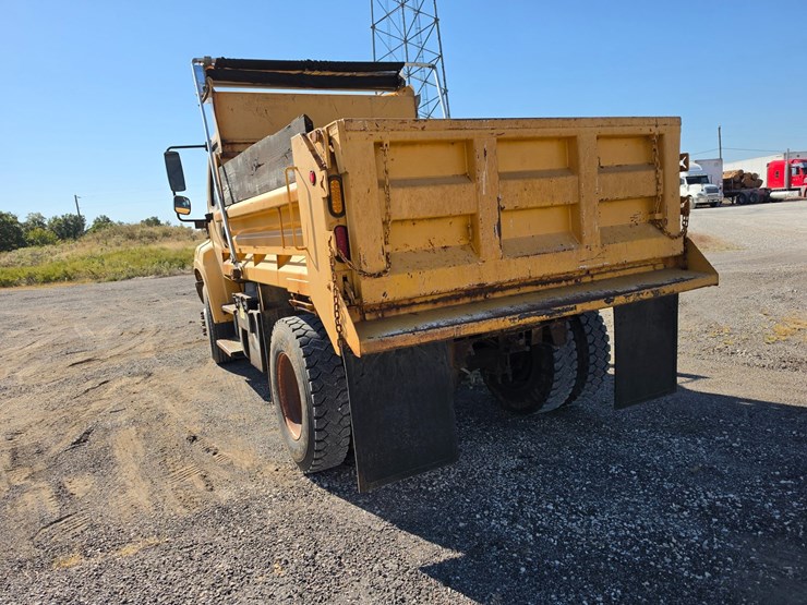 2011-freightliner-m2-106-image-10