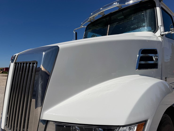 #1726-•-2019-western-star-day-cab-truck-tractor-image-10