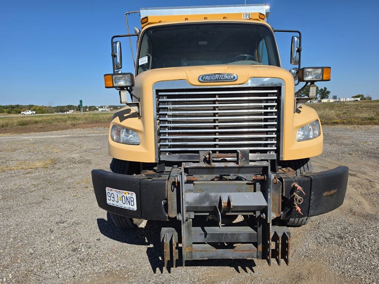 2011-freightliner-m2-106-image-22