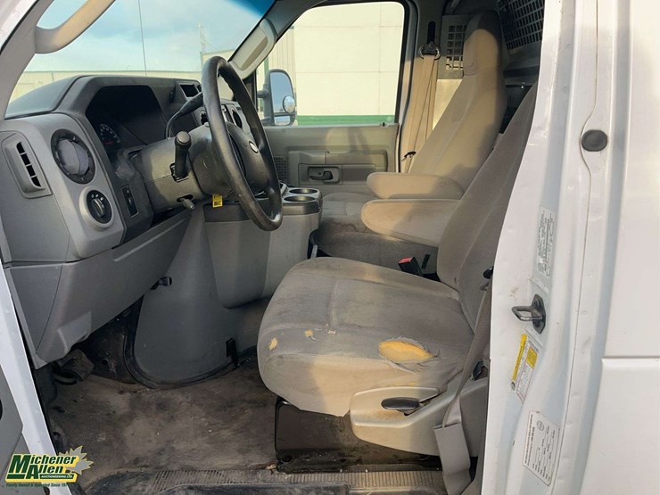 2014-ford-cargo-image-13