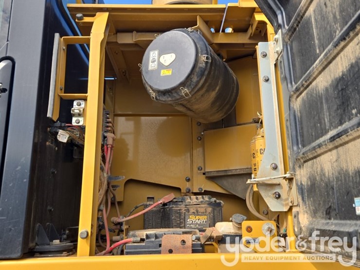 2019-caterpillar-352-image-33