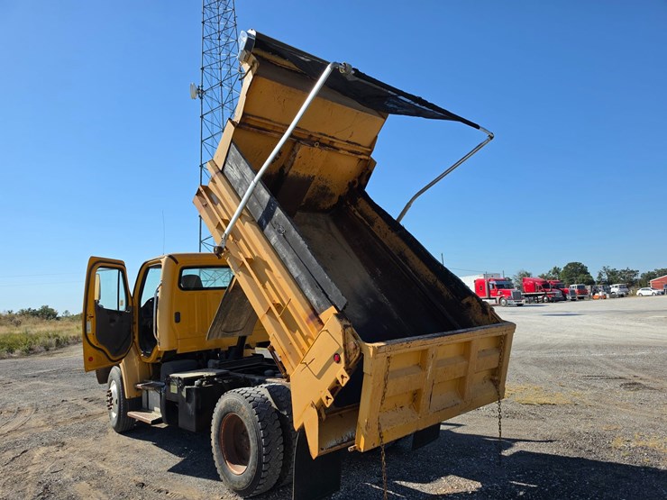 2011-freightliner-m2-106-image-24