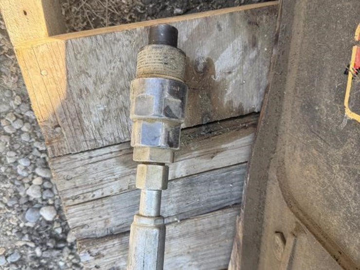 cat-b8-backhoe-breaker-hammer-image-10