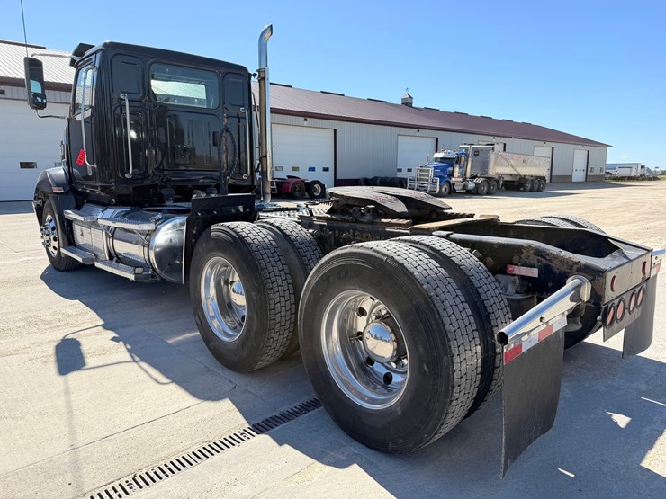#1727-•-2020-western-star-day-cab-truck-tractor-image-3