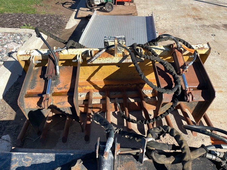 #1811-•-rock-grapple-bucket-image-1