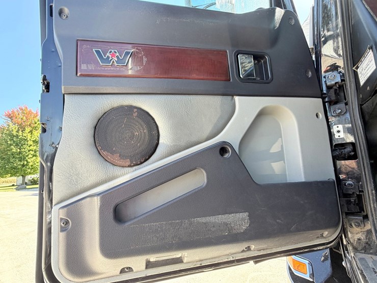 #1727-•-2020-western-star-day-cab-truck-tractor-image-40