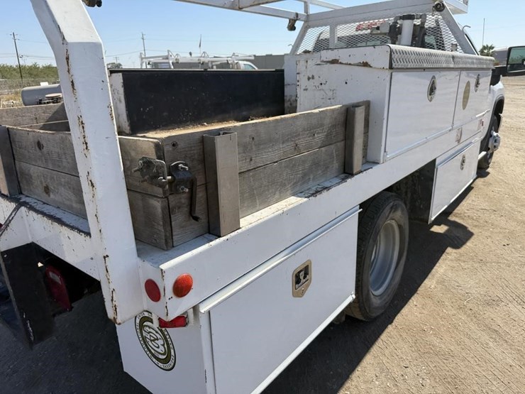 2025-chevrolet-3500-image-35