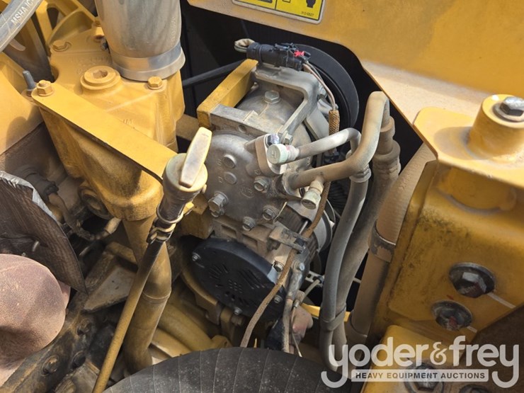 2019-caterpillar-352-image-64