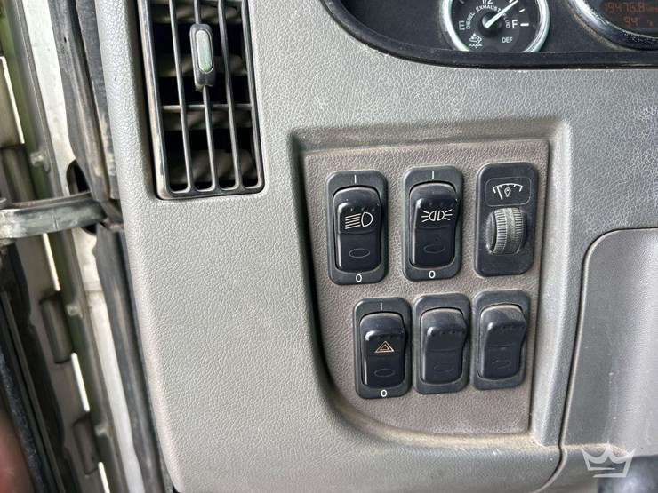 2015-peterbilt-348-image-52