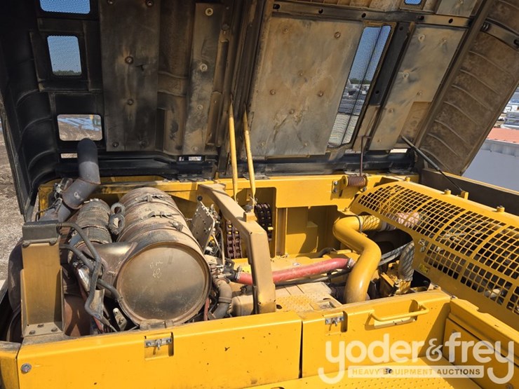 2019-caterpillar-352-image-62