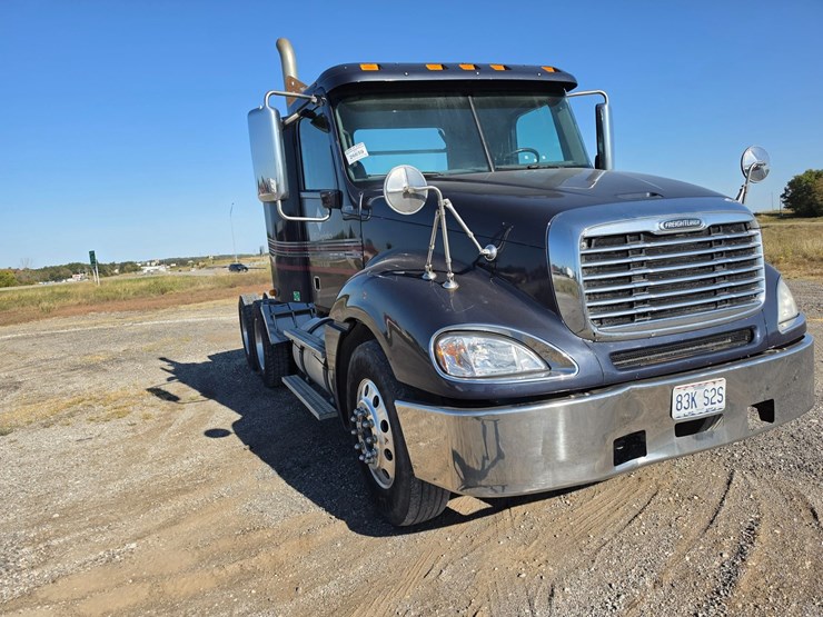 2016-freightliner-columbia-120-image-21