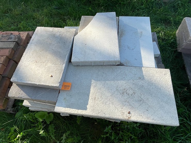 #3195-•-pallet-of-concrete-landscaping-pavers-image-3