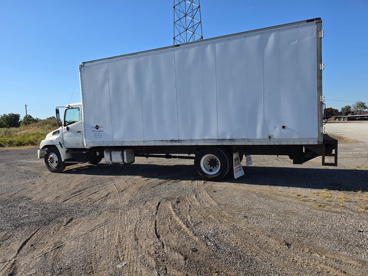 2007-hino-268-image-7