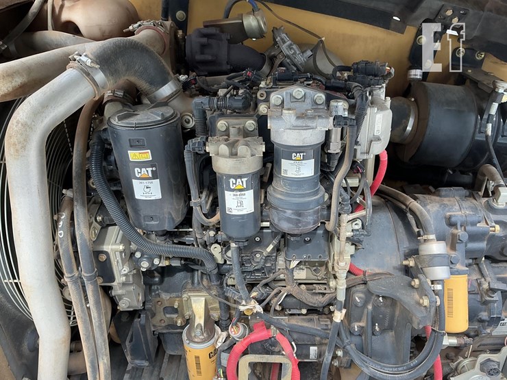 2018-caterpillar-tl1055d-image-17