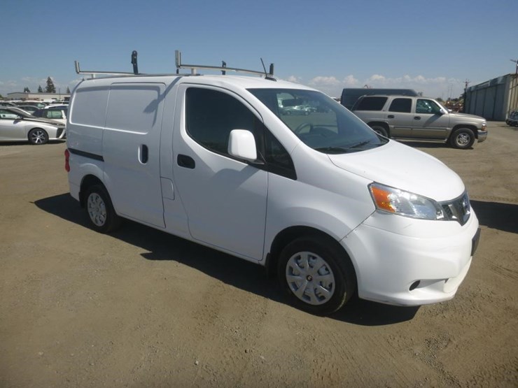 2015-nissan-nv200-image-2