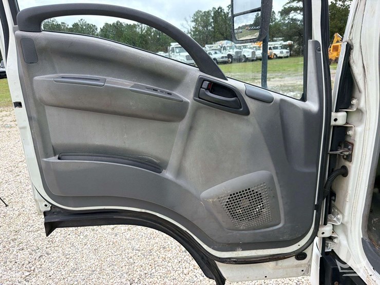 2008-isuzu-npr-image-13