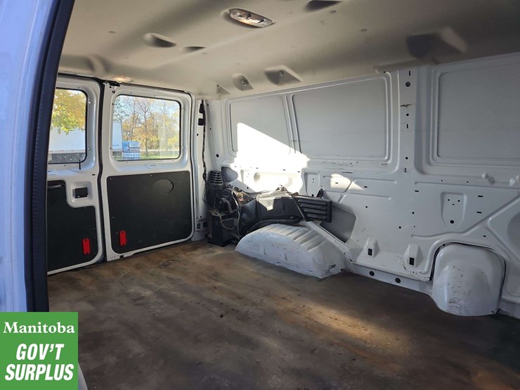 2013-ford-cargo-image-28