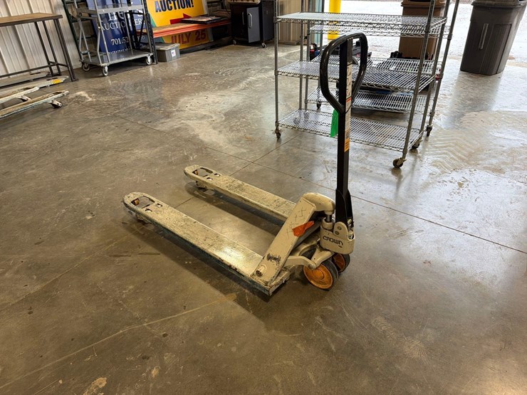 crown-pallet-jack-image-7
