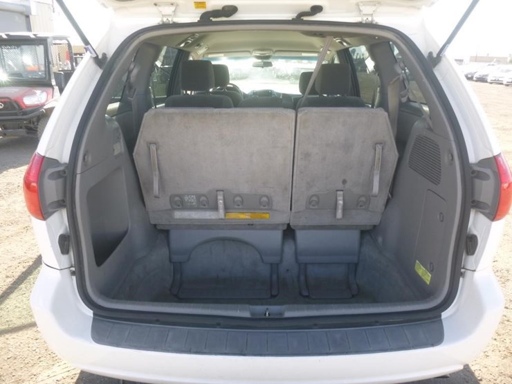 2008-toyota-sienna-image-10