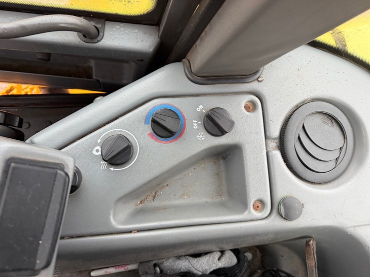 2005-volvo-l45b-image-47