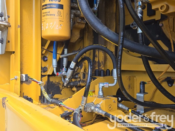2018-caterpillar-352-image-41