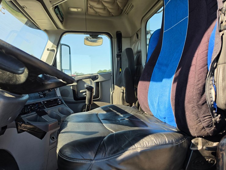 2016-freightliner-columbia-120-image-50
