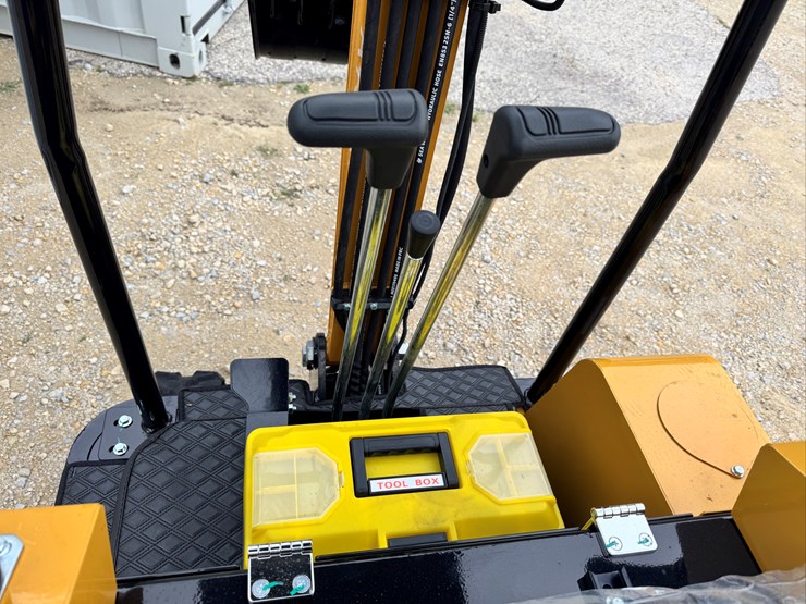 2026-unused-rt15r-z-mini-excavator-...-broken-throttle-see-photos,-can-be-adjusted-manually-image-8