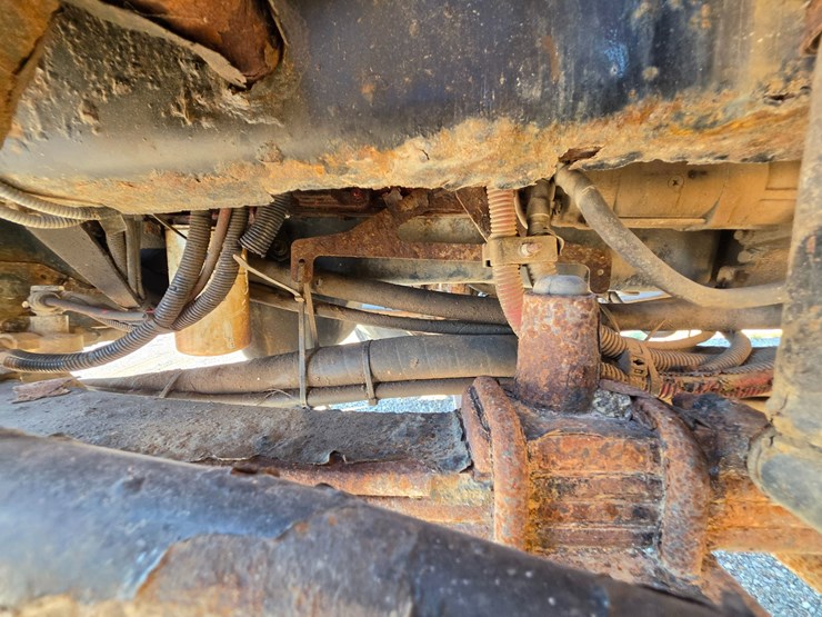 2011-freightliner-m2-106-image-68