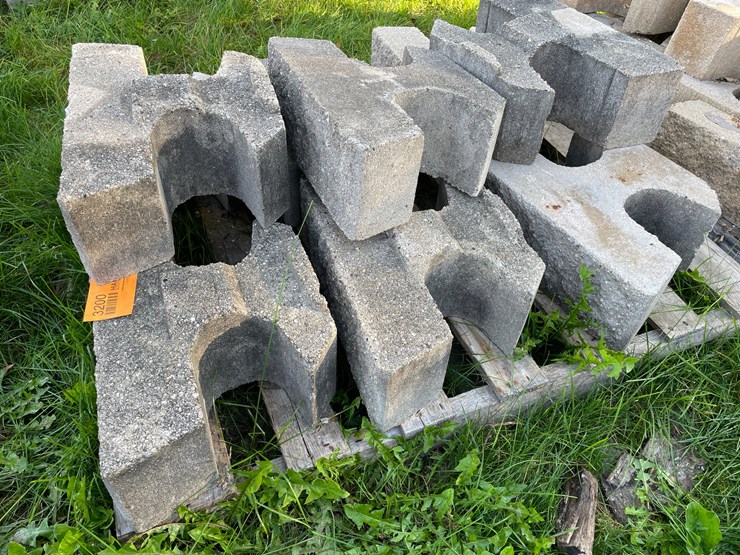 #3200-•-pallet-of-interlocking-concrete-retaining-wall-blocks-image-1