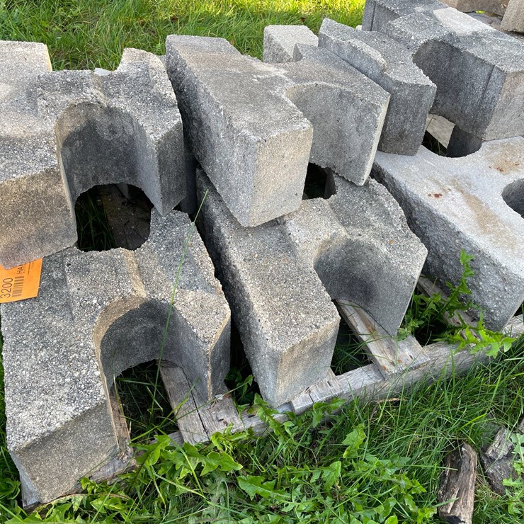 #3200 • Pallet of Interlocking Concrete Retaining Wall Blocks