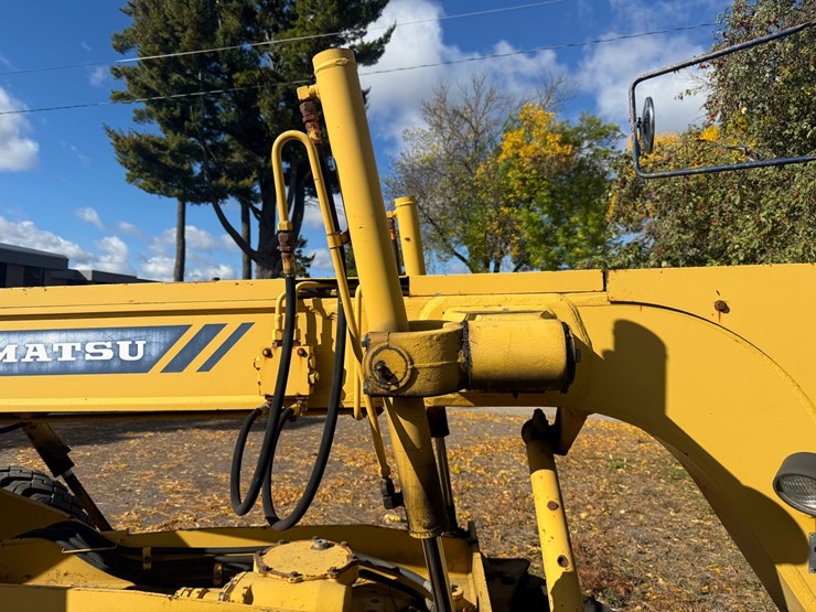 #3534-•-komatsu-gd305a-motor-grader-image-28