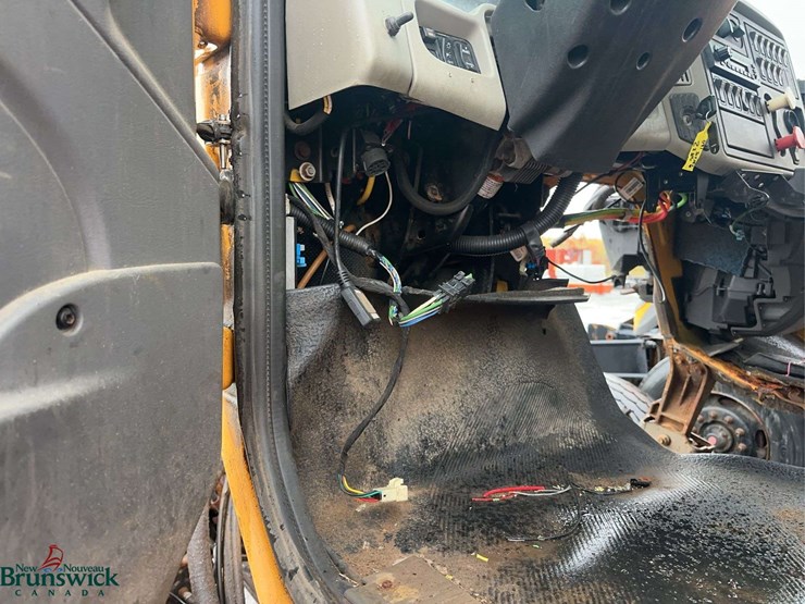 2011-international-7600-image-24