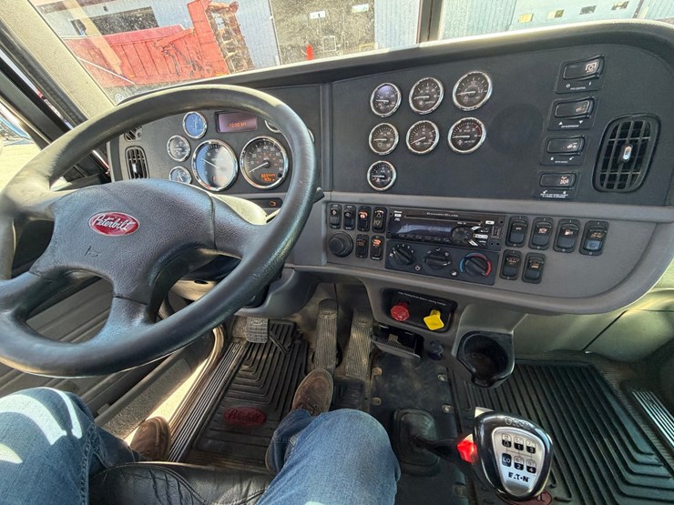 2020-peterbilt-389-image-48