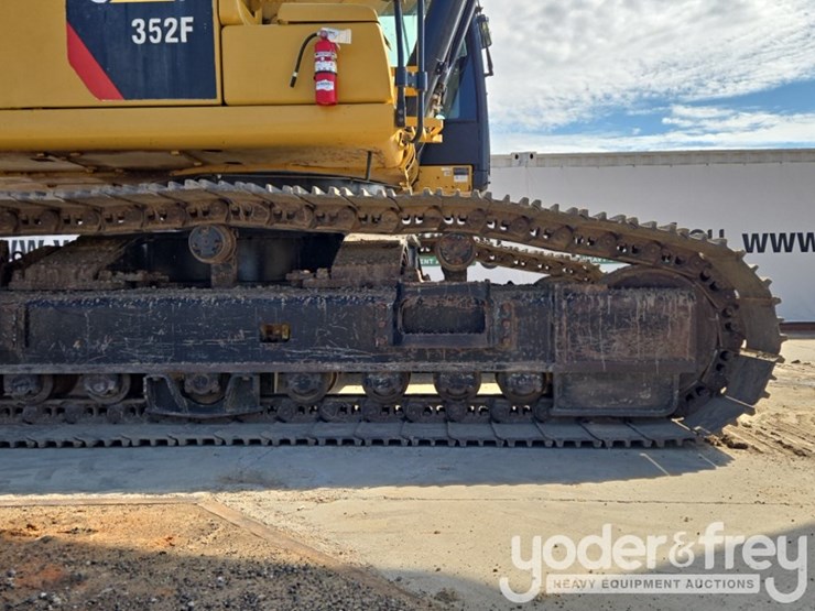 2019-caterpillar-352-image-16