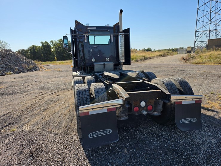 2016-freightliner-columbia-120-image-9