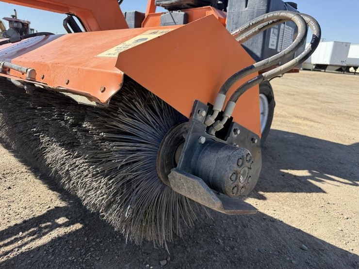 lay-mor-sm-300-3-wheel-broom-image-9