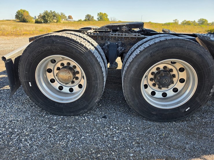 2016-freightliner-columbia-120-image-99