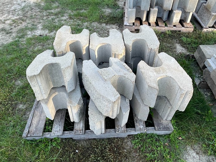 #3202-•-pallet-of-interlocking-concrete-retaining-wall-blocks-image-4