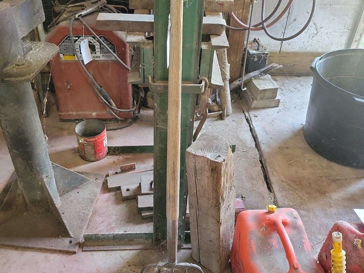 metal-pitchfork-with-wooden-handle-image-1