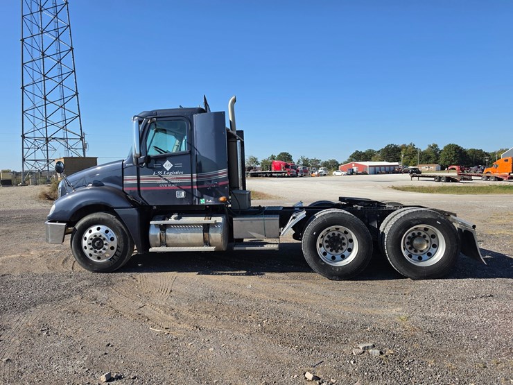 2016-freightliner-columbia-120-image-5