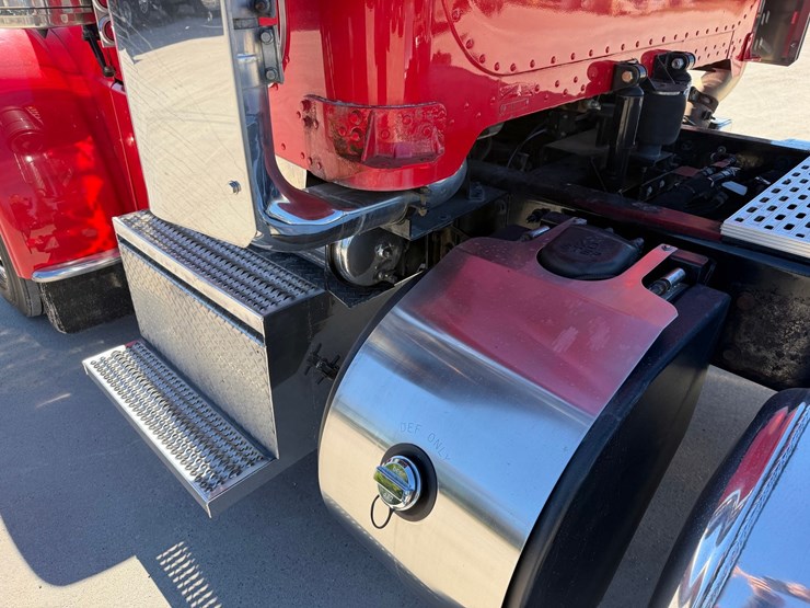 2020-peterbilt-389-image-15