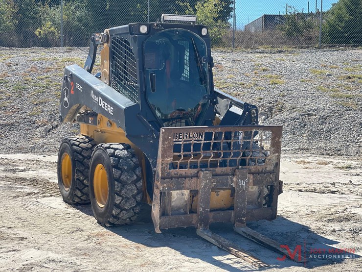 2023-deere-332g-image-1