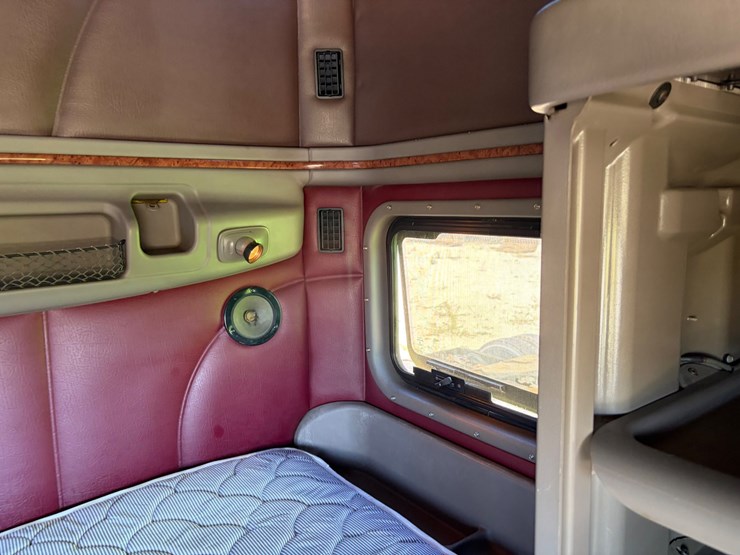2007-peterbilt-387-image-23