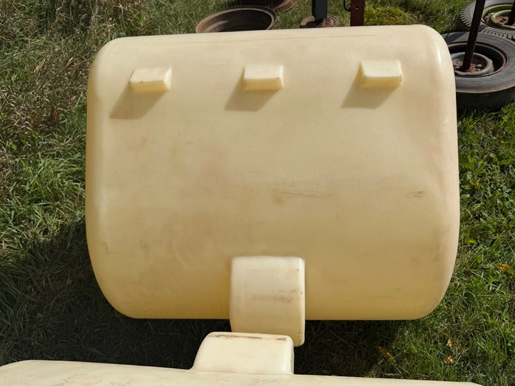 #4040-•-plastic-saddle-tanks-image-7