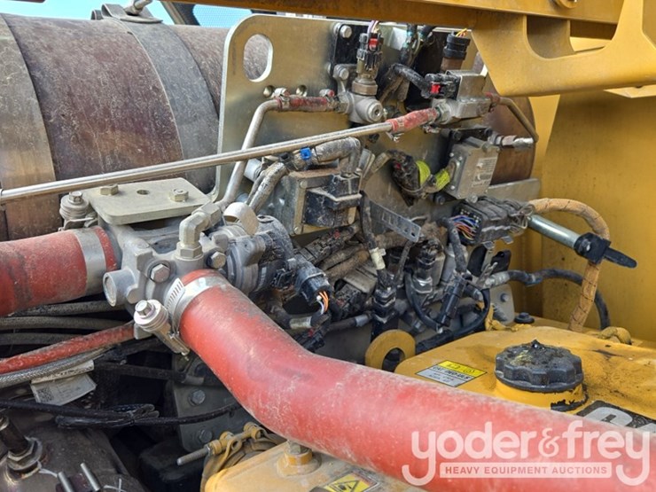 2018-caterpillar-352-image-61