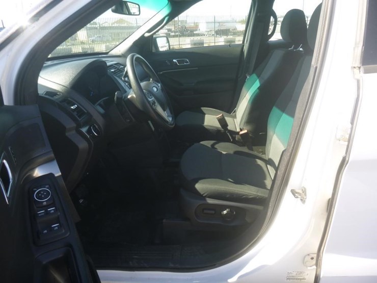 2015-ford-explorer-image-8