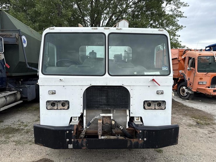 2005-peterbilt-320-image-7