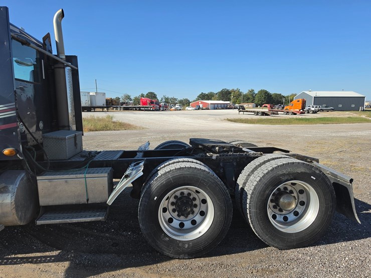 2016-freightliner-columbia-120-image-69