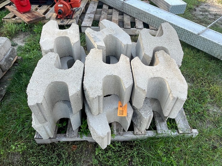 #3202-•-pallet-of-interlocking-concrete-retaining-wall-blocks-image-2